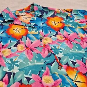 Vintage Hilo Hattie The‎ Hawaiian Original Floral Shortsleeve Shirt Medium